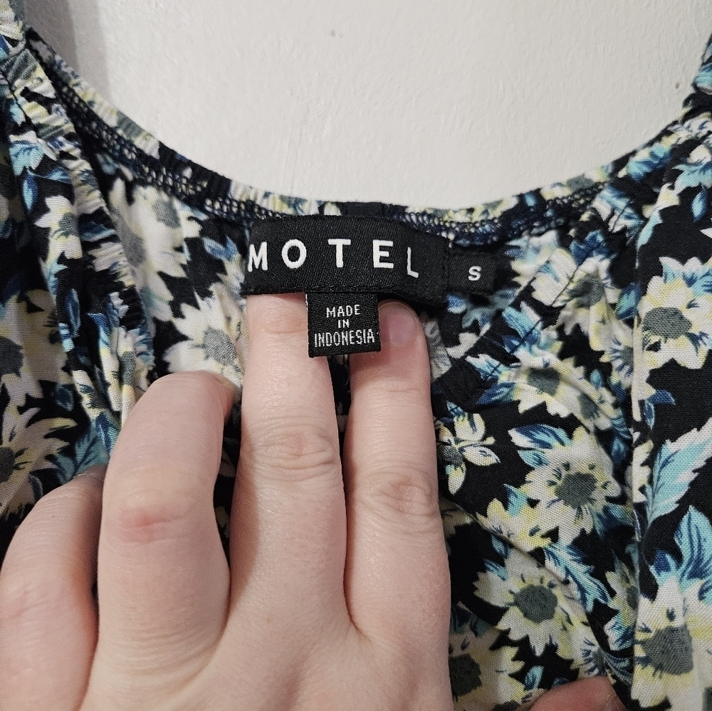 Motel Floral Puff Sleeve Crop Top! - Picture 2 of 6